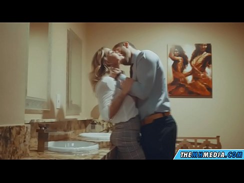 ❤️ Kiam belplena blondulo delogas vin en publika necesejo ☑ Anala porno ĉe ni ❌️❤
